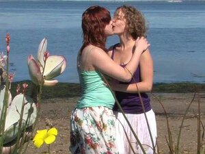 Girls Out West - Behaarte australische Lesben ficken im Freien