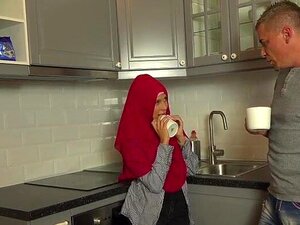 Секси муслиманка се шири за кеш