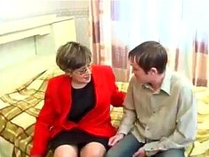 Découvrez les plaisirs interdits d'une séductrice mature qui explore