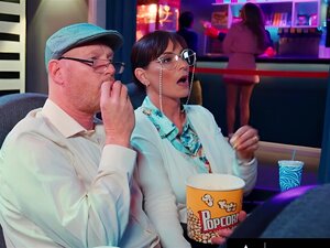 Schau zu, wie diese ungezogenen Schlampen beim heimlichen Blowjob im