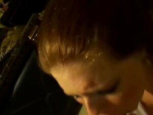 Pullukka huora imee ja saa spermaa suuhunsa