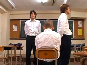 Süßes asiatisches Mädchen geht runter und gibt dem Lehrer einen
