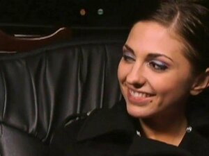 Frauen genießen ihren Aufenthalt in der Villa. Üppige Frauen mit