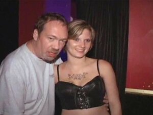Gangbang Teef Krijgt Tattoo op haar Kut!