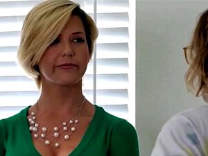 Schau dir an, wie die MILF-Mutter des Klassenkameraden JETZT frischen