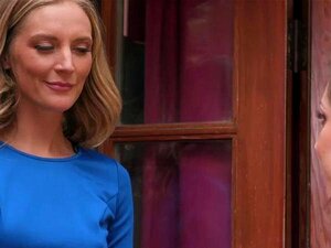 Mona fragt sie, ob ihr neuer Rekrut bereit ist, mit Männern und