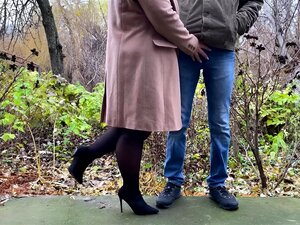 schwiegermutter in Lederpetticoat und Absätzen hält den Jock des