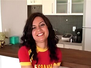 Bereite dich auf eine wilde Fahrt mit unserer spanischen Schönheit