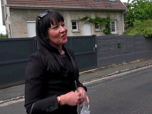 Sexy Stiefmutter, die ich gerne ficken würde. Bérénice hat einen