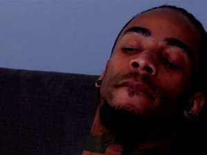 Tatuoidut mustat urheilijat soolomasturboivat