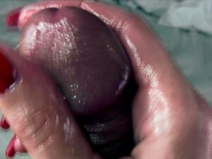 Punheta em close-up com gozada
