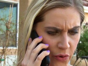 Blonde Süße reitet den Stiefvater. Blonde Süße reitet den