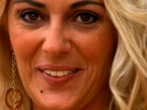 Verführerische Tussi wird in ihrem flexiblen Arschloch hart