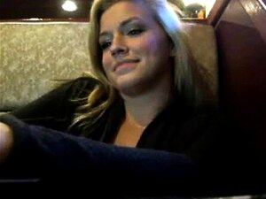 Gorąca blondynka publicznie obnaża się w barze