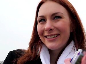 Euro-Studentin bläst und fickt für Geld, sexy Euro-Rothaarige