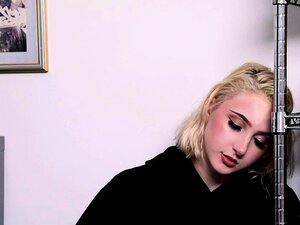 Ragazza viziata disciplinata da un grosso cazzo