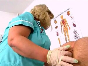 Versaute Krankenschwester liebt es, mit dem Typen ihres Patienten zu