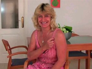 Oma Terry bekommt ihre harten Nippel eingeklemmt