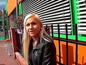 Zwei Mädchen in der Öffentlichkeit haben kostenlos Sex zum Einkaufen