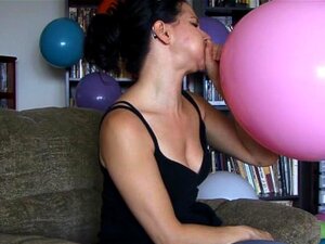 Brünette Schlampe, die beim Blasen von Ballons neckt,