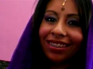 Una ragazza indiana prova un grosso cazzo. Una ragazza indiana prova