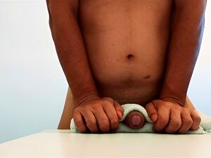 Close-up van grote lul handsfree cumshot