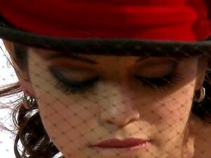 Eine verdammt heiße Brünette reizt und befriedigt