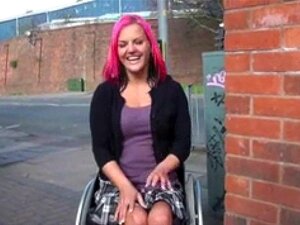 Rolstoelgebonden Leah Caprice in VK flitst en outdoo. Rolstoelgebonden