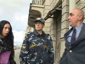 Une beauté se transforme en bordel après une baise anale humiliante