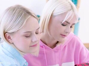 Erlebe einen heißen Dreier mit blonden College-Girls! In