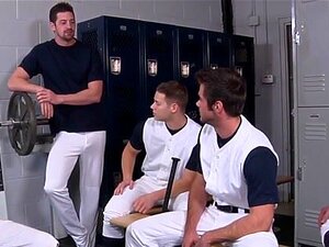 Jock che si masturba viene coperto nello spogliatoio dopo la partita.