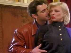 Posh Pierced Oma in Strümpfen fickt