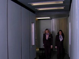 Rövknullad flygvärdinna går med i mile high club, Rövknullad