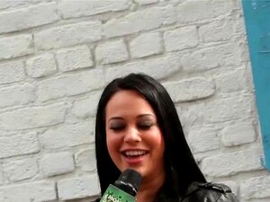 Großer Typ wird gejagt, um mit einem Spielzeug zu ficken, Babe-Muschi