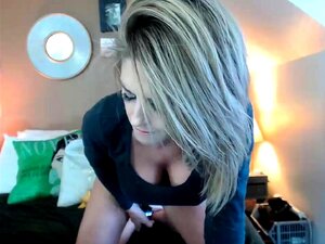 Amatööri isorintainen blondi leikkii leluilla rentoutuakseen