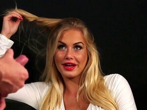 Cfnm-Hottie reizt Wichs. Cfnm-Hottie reizt Wichs, während er seinen