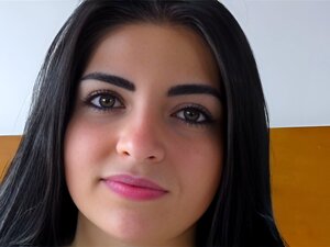 CARNE DEL MERCADO - Sexy brunette haar Leidy Silva is bereid voor haar