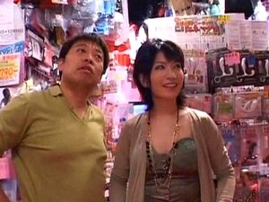 Japanische Schönheit bekommt eine behaarte Muschi in einem Sexshop