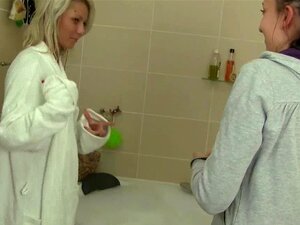 Lesbo cuties Sabrina ja Nicoleta masturboida