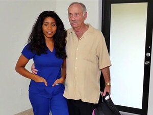 Ebony-Schönheit fickt alten Typen und bekommt ein Facial.