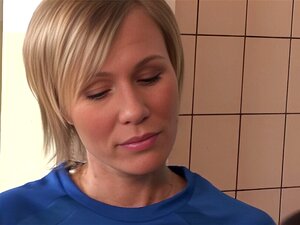Cipriana wird von ihrem Fußballtrainer sodomisiert
