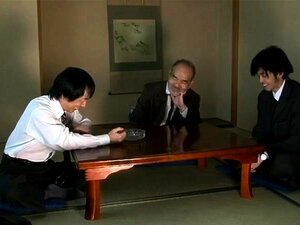 Buste Aziatische vrouw brengt haar bondage fetisj fantasie tot leven