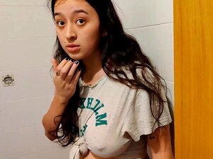 Stiefschwester mit weißen Socken und Oma-Hosen