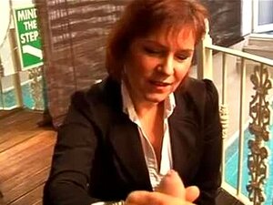 Reife gibt ziemlich harten Handjob