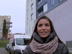 Euro-Blondine lutscht fremden Schwanz