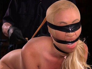 Blonde unterwirft sich dem Auspeitschen und Analficken. Sexy schlanke