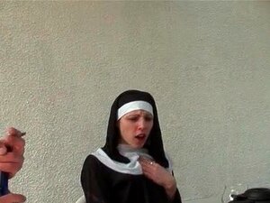 Iskä panee hyvää siskoa ystävän kanssa