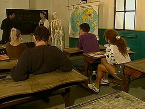 Schau zu, wie Amateur-Babes in dieser Klassenaktion agieren! Du wirst