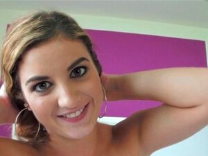 Denna sensuella brunett förför med sin råa talang och levererar en