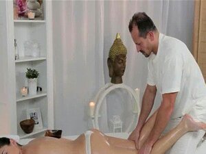 Heiße Arsch-Brünette bekommt eine Ölmassage auf einem Tisch